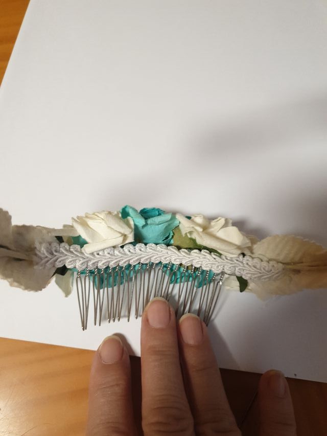 Corona de flores y peineta