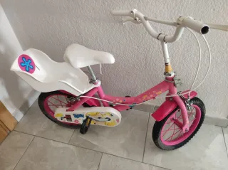 Bicicleta infantil rosa con asiento trasero