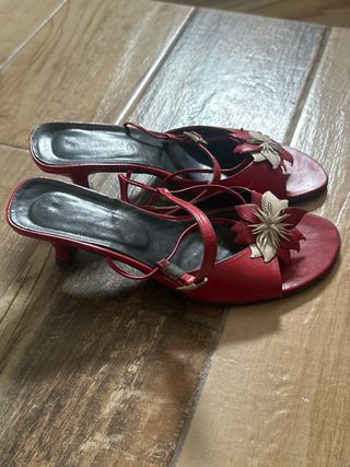 Sandalias Rojas Piel Tacón Bajo Flores