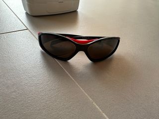 Gafas de sol infantiles negras y rojas