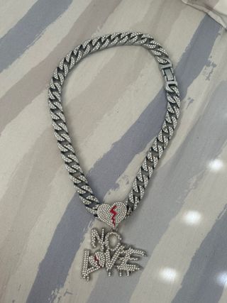 Cadena plateada con colgante corazón roto