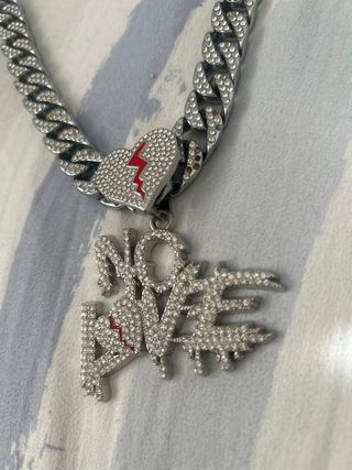 Cadena plateada con colgante corazón roto