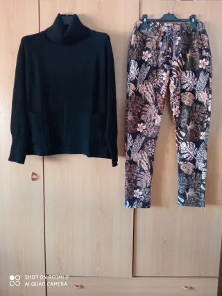 Conjunto jersey cuello alto y pantalón estampado
