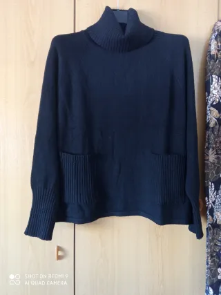 Conjunto jersey cuello alto y pantalón estampado