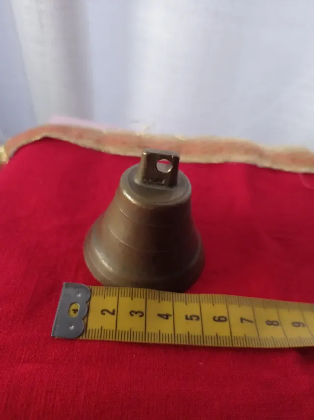 Campana antica in bronzo con batacchio