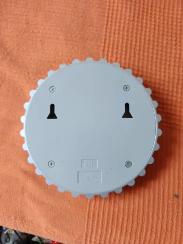 Colgador de pared con forma de chapa de botella