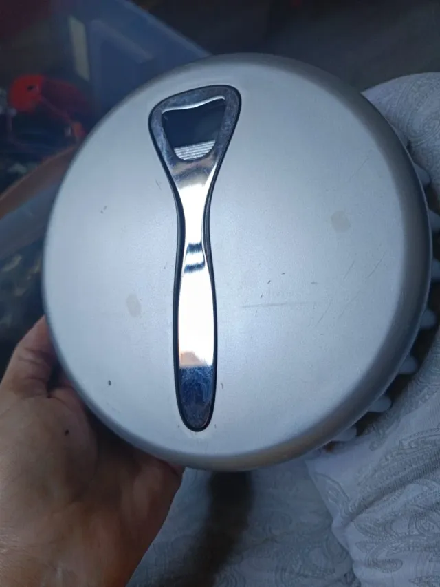 Colgador de pared con forma de chapa de botella