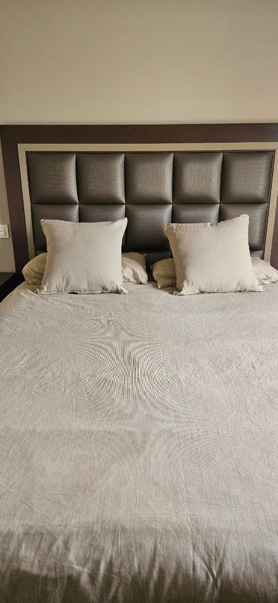 Cabecero y mesillas de noche de madera de calidad