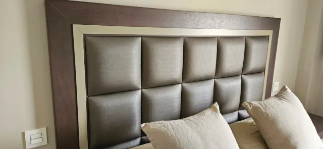 Cabecero y mesillas de noche de madera de calidad