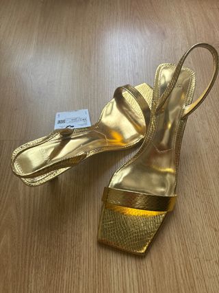 Sandalias doradas tacón