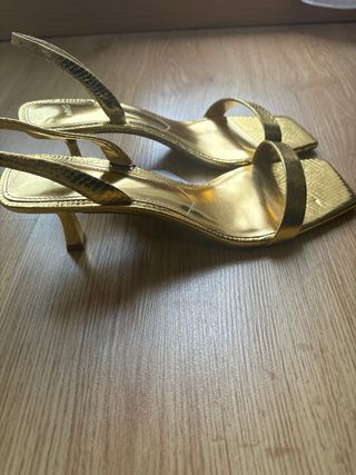 Sandalias doradas tacón