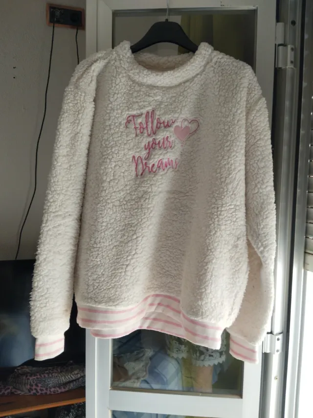 Jersey borreguito con mensaje Follow your dreams