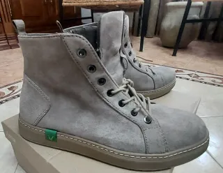 Botas calzado Vegano ante gris con suela beige.