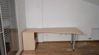 Escritorio madera natural con cajonera.