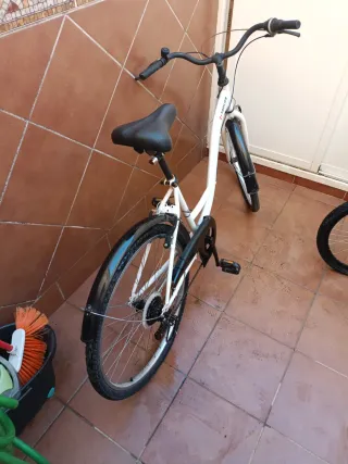 Bicicleta de paseo blanca