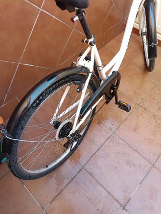 Bicicleta de paseo blanca