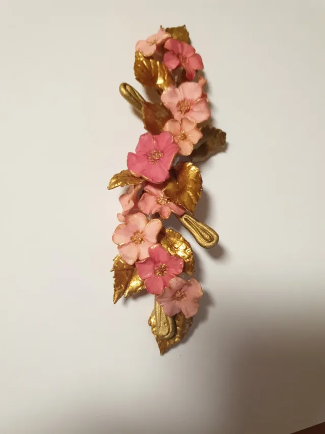 Tocado de porcelana flores rosas y doradas