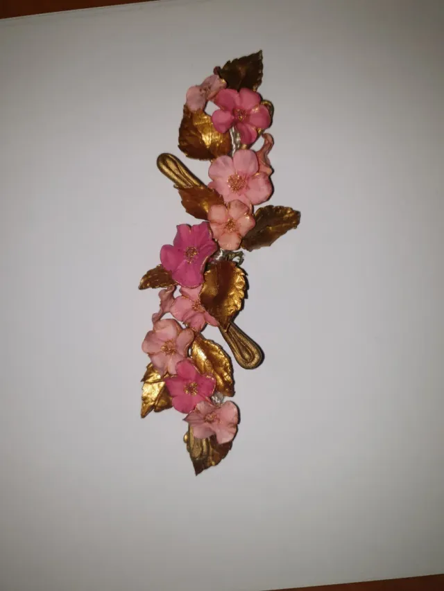 Tocado de porcelana flores rosas y doradas