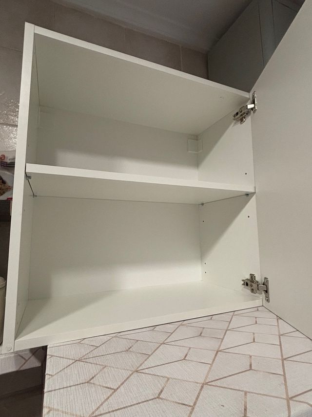 Armario blanco con balda regulable