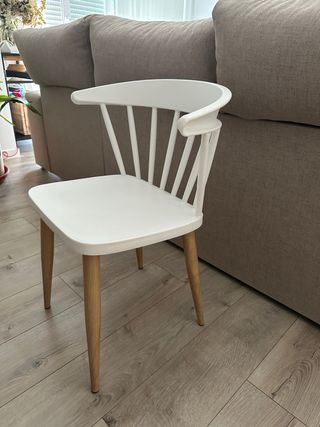 Silla blanca de plástico y aluminio 150€/4ud