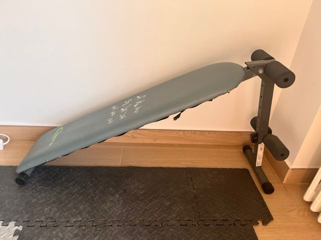 Banco de abdominales ajustable