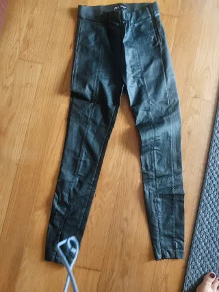 Pantalón efecto piel Zara negro