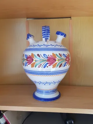 Botijo de cerámica pintado a mano