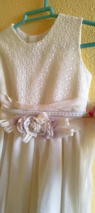 Vestido de comunión niña blanco crudo.