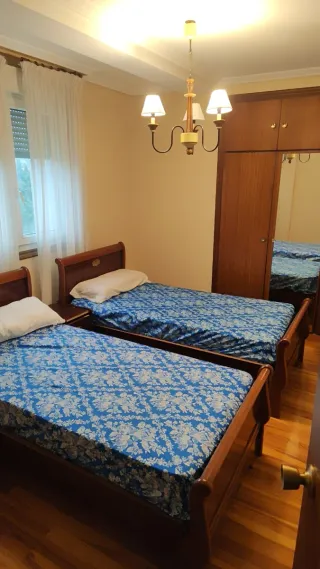 Habitación con dos camas y armario en alquiler 