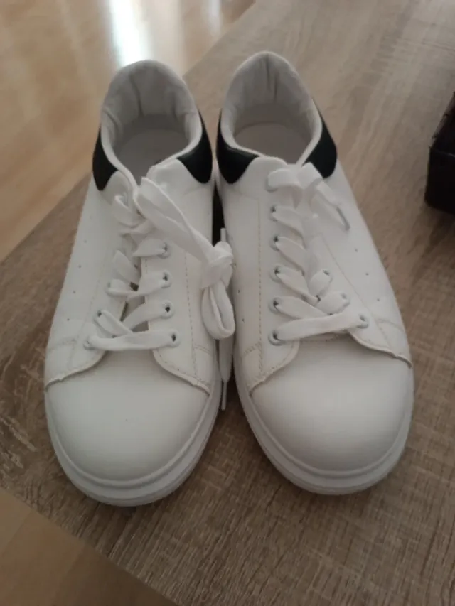 Zapatillas deportivas blancas y negras