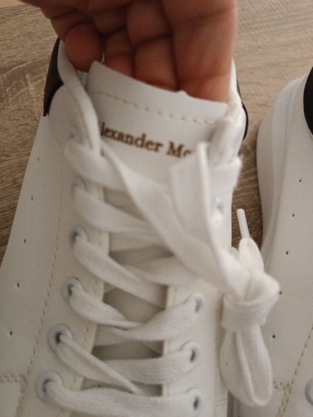 Zapatillas deportivas blancas y negras