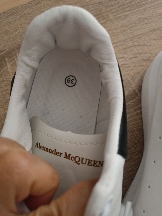 Zapatillas deportivas blancas y negras