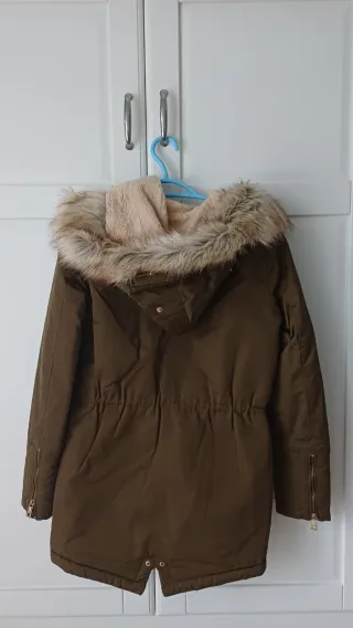 Parka verde con capucha y pelo