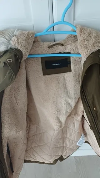 Parka verde con capucha y pelo
