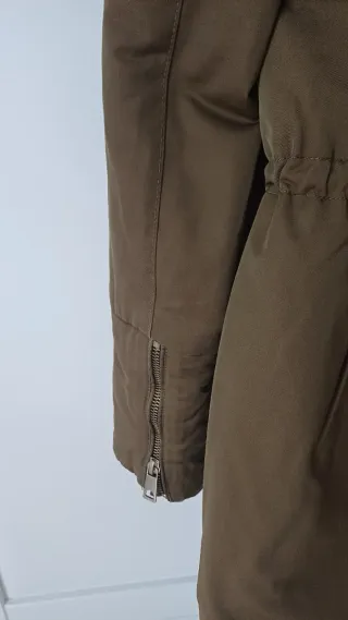 Parka verde con capucha y pelo