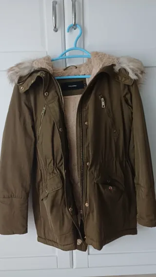 Parka verde con capucha y pelo