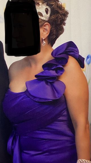 Vestido fiesta morado con volantes