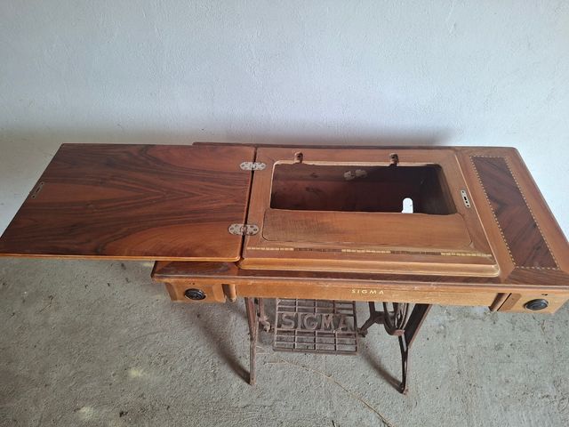 Mesa antigua máquina de coser Sigma