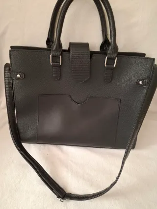 Bolso negro de mano y hombro