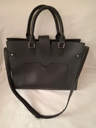 Bolso negro de mano y hombro