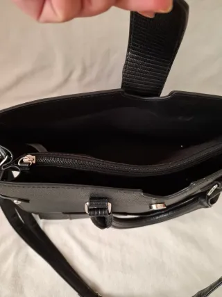 Bolso negro de mano y hombro