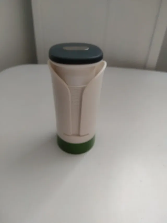 Espirilizador de verduras beige y verde