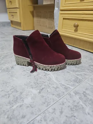 Botines burdeos con cremallera y cuña.
