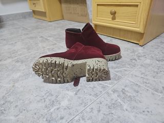 Botines burdeos con cremallera y cuña.
