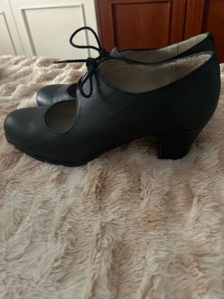 Zapatos Sevillana Talla  41
Marca, Begoña CERVERA