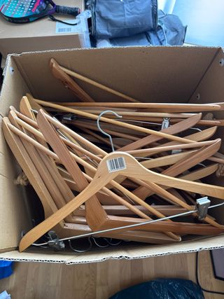 Lote de perchas de madera y metal. 3 cajas llenas 