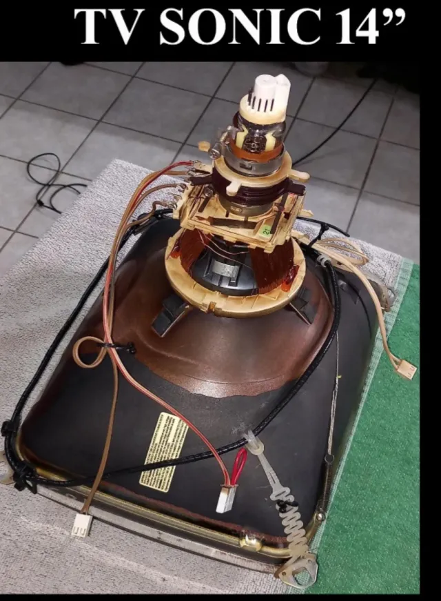 TV CRT decorada com Sonic com Rasp.