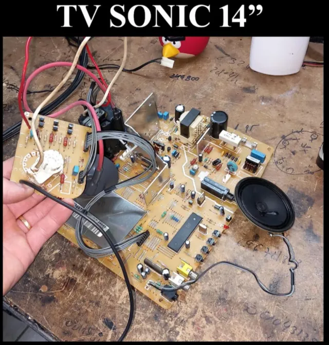 TV CRT decorada com Sonic com Rasp.