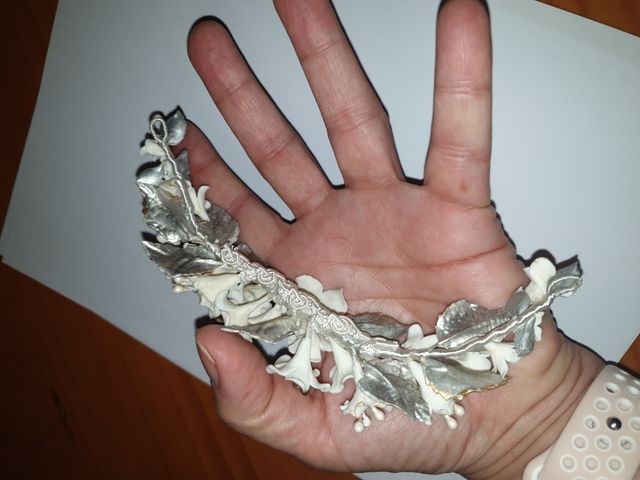 Tiara de porcelana con flores doradas