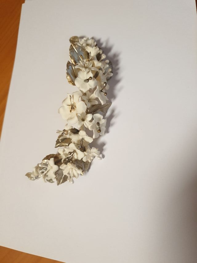 Tiara de porcelana con flores doradas